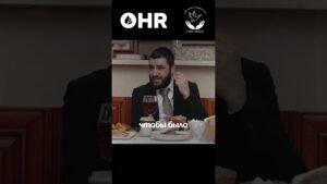 Bearded man in a suit and kippah speaks at a dinner table with a glass of wine; two logos (HR and a Hebrew organization) are visible at the top, with the subtitle "чтобы было" on screen.